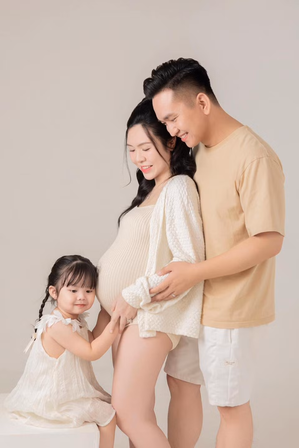 MC Hạnh Phúc cho biết, trước khi đăng tải anh đã hỏi ý kiến của vợ và được cô đồng ý.