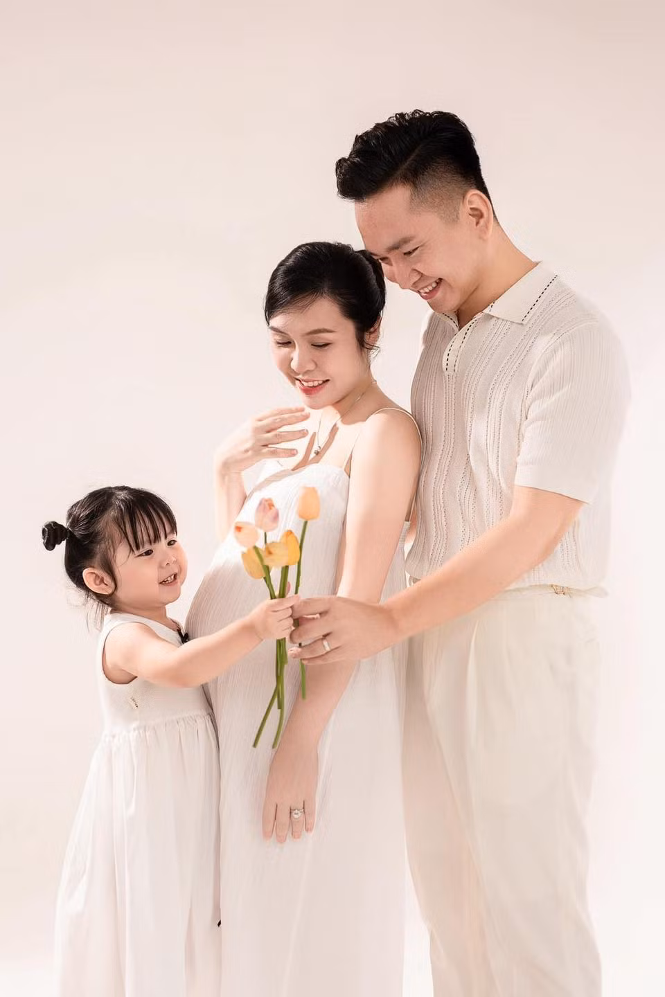 Nam MC kể lại lần đầu tiên được làm bố cách đây 3 năm và niềm hạnh phúc khi chờ đón người con thứ 2 sắp ra đời: "Gửi các con của bố! Tròn 3 năm từ ngày Trứng ra đời, bố lại may mắn đón nhận thêm một niềm vui lớn lao khác. Mẹ mang bầu em Voi. Như vậy là Trứng sẽ có thêm em, không còn phải chơi một mình nữa".