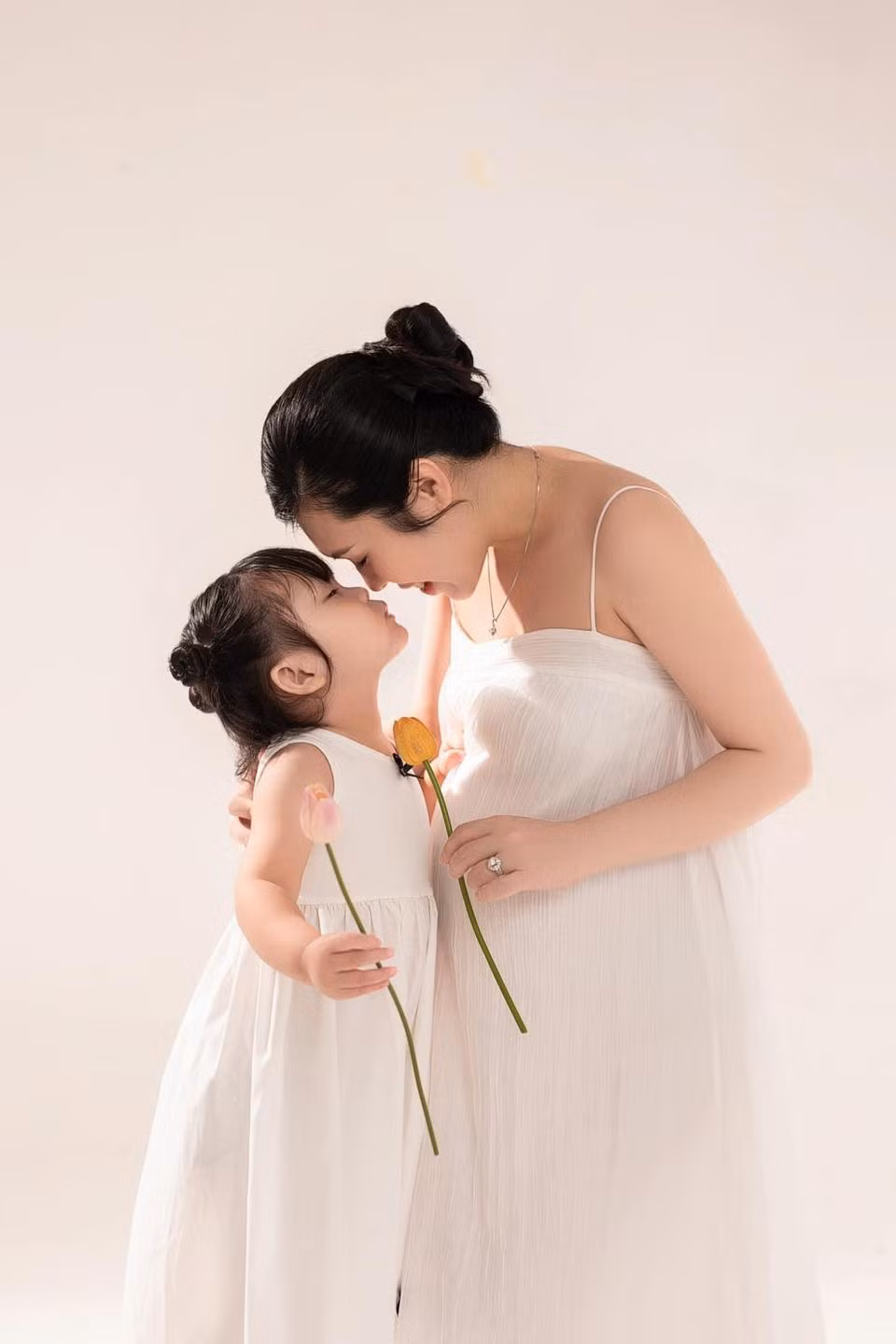 Nam MC cũng bày tỏ lời tâm tình cùng bé Trứng - con gái đầu của anh: "Trứng ơi, con vẫn luôn là món quà quý giá và tuyệt vời nhất trong cuộc đời của bố mẹ. Như bố từng nói, con làm thay đổi cuộc sống của cả 2 người. Bận rộn hơn, vất vả hơn, nhiều lo lắng hơn nhưng trên tất cả, bố mẹ luôn vui và hạnh phúc khi có con. Nhìn con lớn lên từng ngày, biết ngồi, biết đứng, biết đi, rồi bi bô tập nói."