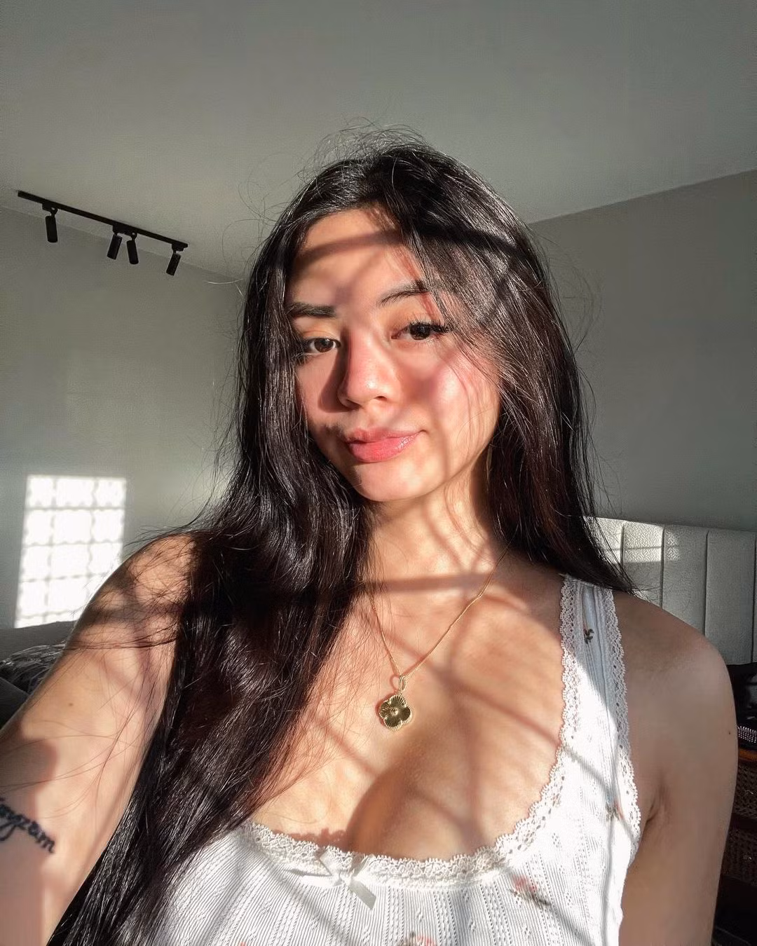 Cô nàng sở hữu gương mặt ưa nhìn với những đường nét hài hòa.