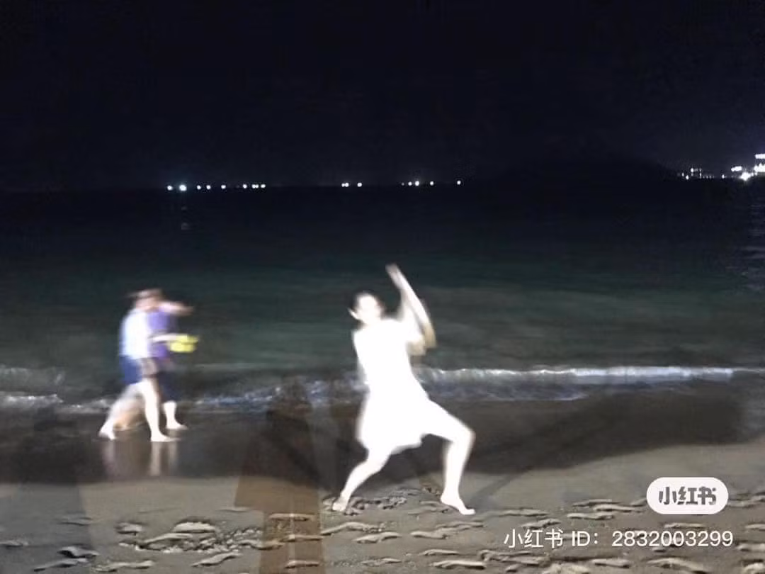 Người ta dạo biển ban đêm thì có những tấm hình xuất thần, phiêu với gió biển, còn đây là thành quả của cô nàng này khi nhờ bạn trai chụp.