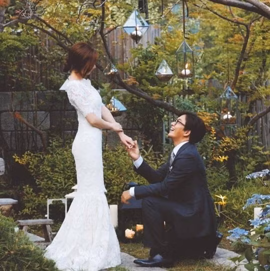 Tấm ảnh cưới hiếm hoi được Bae Yong Joon đăng trên blog.