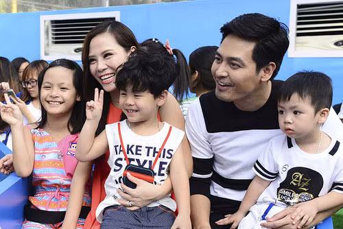 Là người bận rộn với công việc MC, phim ảnh, nhưng Phan Anh luôn có cảm giác yên tâm bởi ba nhóc tì đã có bàn tay chăm sóc của vợ đảm.