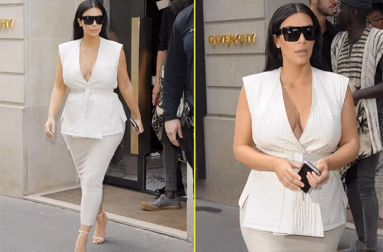 Trước đó, ngôi sao 34 tuổi mặc một bộ váy trắng kiểu peplum đi mua sắm ở cửa hàng Givenchy. Mặc dù mặc kiểu peplum nhưng Kim cũng không giấu được đang mang thai ở tháng thứ 5.