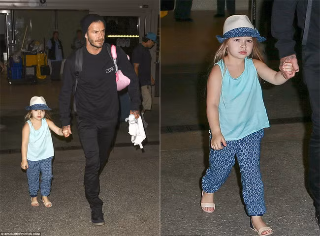 Có mẹ là nhà thiết kế thời trang nên style của Harper Seven Beckham rất sành điệu. Cô bé 4 tuổi mặc quần hoa, đội mũ có viền đồng họa tiết quần kết hợp với áo ba lỗ màu xanh ngọc rất người lớn.