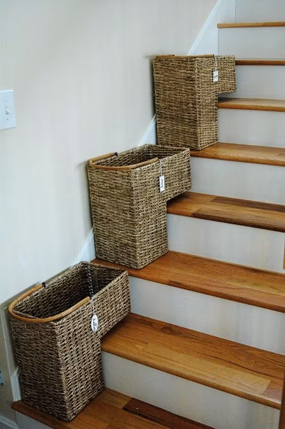 Một vài chiếc giỏ mây ở bậc cầu thang vừa giúp bạn lưu trữ đồ vừa mang đến không gian mộc mạc.
