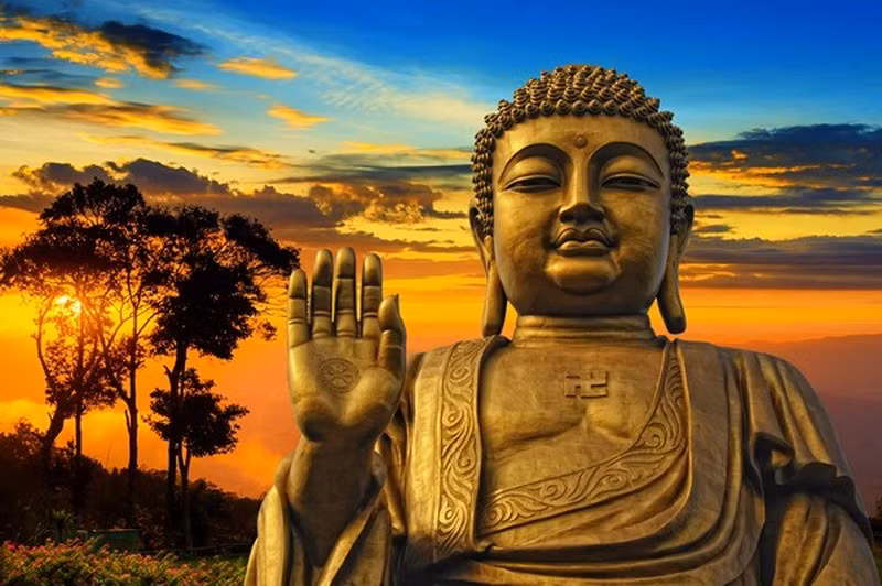 Không bỏ cuộc, người đàn ông tiếp tục đoán bên trong chiếc hòm là thân xác. Thế nhưng, Phật tổ trả lời thân xác thuộc về cát bụi. Nghe xong câu đó, người đàn ông đoán bên trong nhất định là linh hồn. Thế nhưng, câu trả lời này vẫn không chính xác. Phật tổ lý giải linh hồn thuộc về Người.