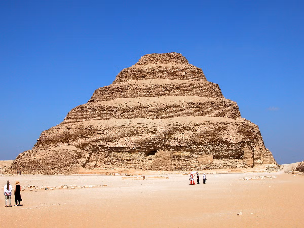 Kiến trúc sư Imhotep chính là người thiết kế kim tự tháp bậc thang Djoser. Ông được coi là kiến trúc sư đầu tiên của nhân loại.