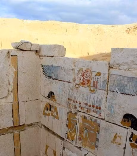 Tại nghĩa trang Umm El Qa'ab ở phía bắc Abydos, các chuyên gia tìm thấy một lăng mộ cổ. Thông qua văn bia và các cổ vật, họ xác định đó là nơi an nghỉ ngàn thu của pharaoh Ai Cập Seneb Kay (hay còn gọi Woseribre Senebkay). Ông là vị vua của Ai Cập cổ đại trong thời kỳ chuyển tiếp thứ hai.