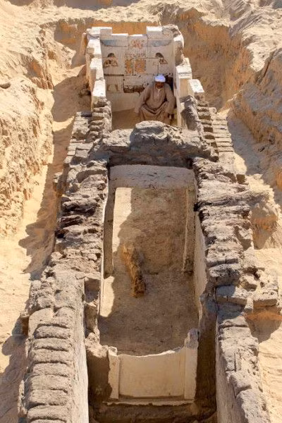 Theo các chuyên gia, lăng mộ của pharaoh Seneb Kay gồm 4 mộ thất. Bên trong lăng mộ có đặt cỗ quan tài chứa xác ướp của nhà vua Ai Cập này. Kết quả kiểm tra xác ướp cho thấy ông hoàng này cao khoảng 1,75 và qua đời khi khoảng 50 tuổi.