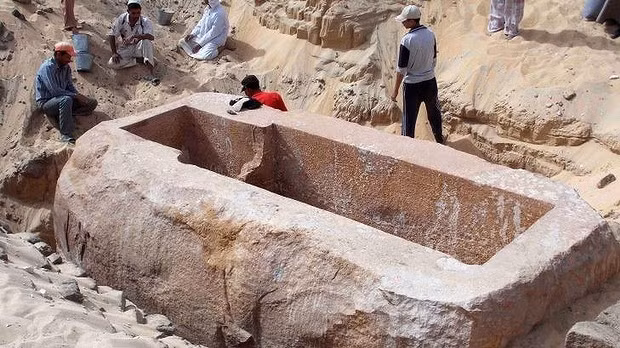 Khi kiểm tra cỗ quan tài của pharaoh Seneb Kay, các chuyên gia phát hiện một bí mật gây sốc. Đó là cỗ quan tài này vốn không được làm ra cho nhà vua Seneb Kay.