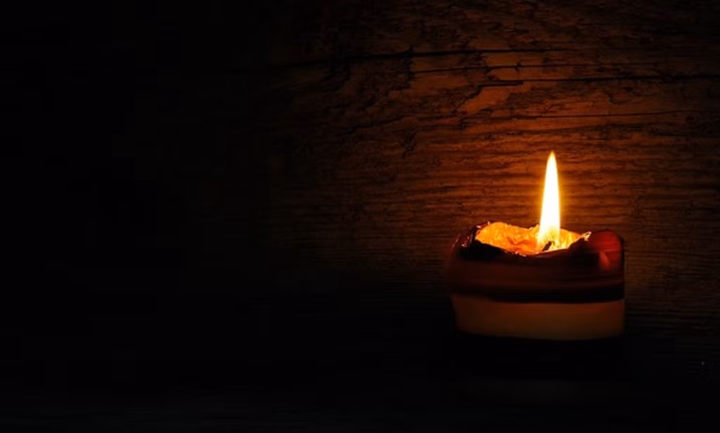 Căn cứ vào văn bia và một số đồ tùy táng bằng gốm được tìm thấy trong mộ cổ, các chuyên gia xác định chủ nhân ngôi mộ là thái giám Dương Khánh sống dưới thời vua Minh Thành Tổ Chu Đệ.