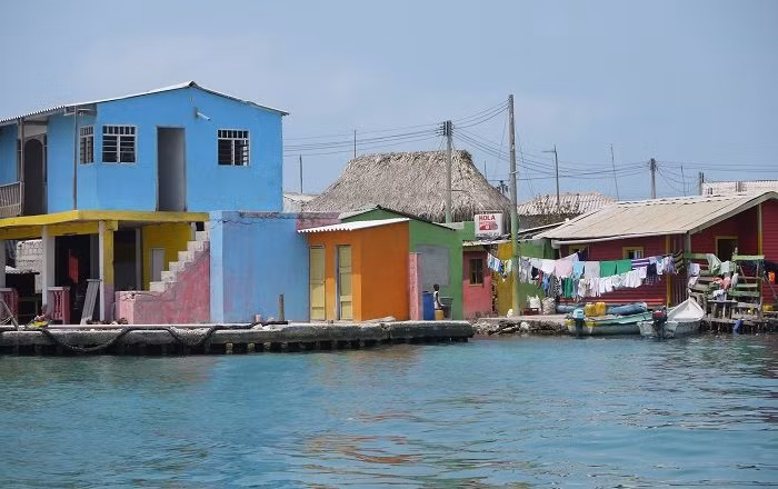 Một số ghi chép kể về việc đảo Santa Cruz del Islote được một nhóm ngư dân từ Baru phát hiện cách đây 150 năm khi tìm vùng biển mới để đánh bắt cá.