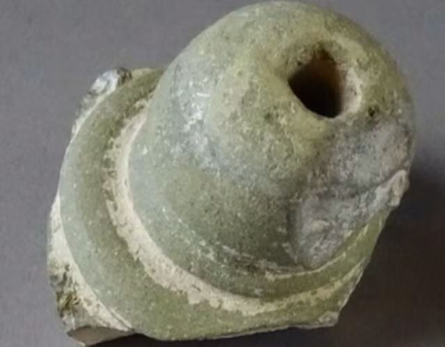 Nhóm nghiên cứu cho rằng những bình gốm này có thể là phiên bản sớm nhất của lựu đạn cầm tay. Vũ khí này có thể từng được sử dụng cuộc Thập tự chinh thời Trung Cổ.