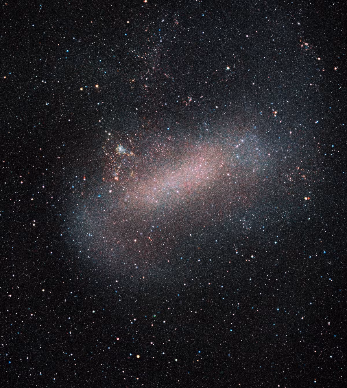 Khi quan sát hố đen thuộc loại "im lìm" (dormant black hole) này, các nhà thiên văn nhận thấy một ngôi sao xanh, nóng và phát sán và có khối lượng gấp 25 lần Mặt Trời đang quay quanh nó.