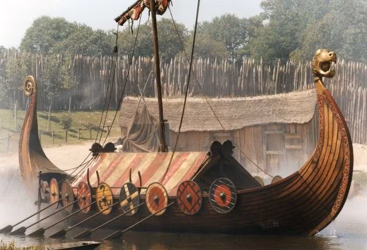 Phần thân của Longship được chế tạo nằm rất ít dưới mực nước. Đặc điểm này, thuyền chiến di chuyển nhanh qua khu vực nước nông, có thể tiến sâu vào lãnh thổ của quân địch.