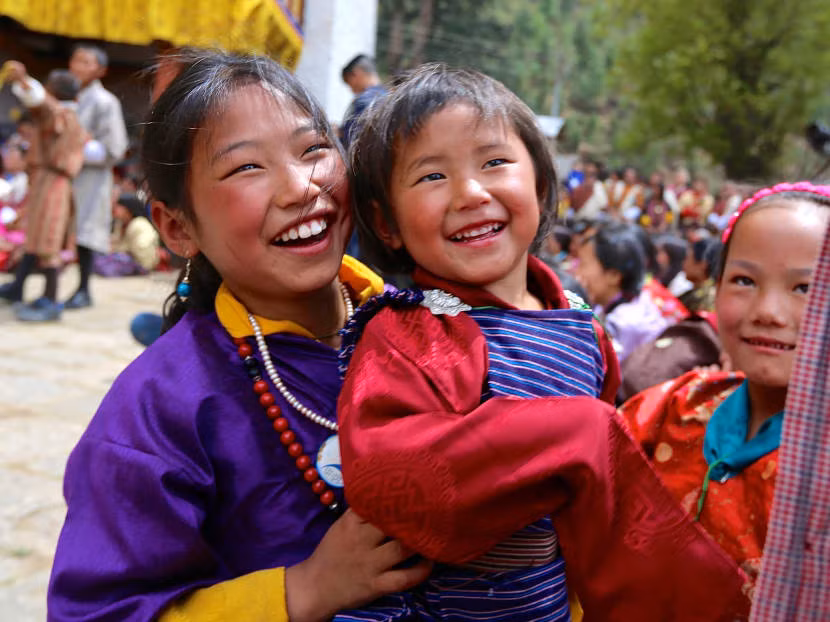 Y tế và giáo dục là 2 lĩnh vực hoàn toàn được miễn phí ở Bhutan. Người dân Bhutan sống theo cách riêng của mình và xem hạnh phúc chính là việc cân bằng giữa tài chính và các giá trị tinh thần. Vì vậy, họ hạnh phúc và hài lòng với cuộc sống hiện tại.