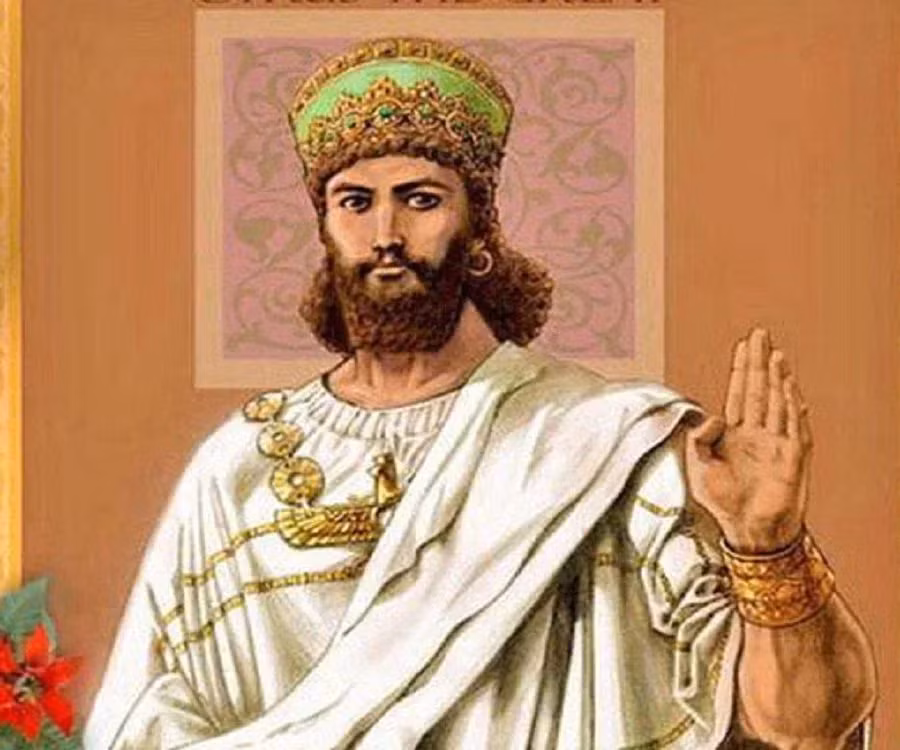 Sau khi Cyrus đại đế qua đời, con trai ông là Cambyses II lên ngôi vua. Tân vương Ba Tư này an táng cho cha ở lăng mộ bề thế tại kinh thành Pasargadae (nay là lãnh thổ Iran).