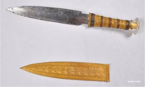 Con dao găm nạm vàng được đặt cạnh đùi phải xác ướp pharaoh Tutankhamun. Các chuyên gia không khỏi tò mò vì sao lưỡi dao không bị hoen rỉ như những vũ khí làm từ sắt khác. Sự khác biệt này khiến một số người đặt ra nghi vấn liệu nó có phải do người ngoài hành tinh tạo ra.