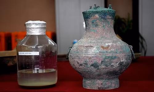 Đặc biệt, các nhà khảo cổ tìm thấy một chiếc bình đồng chứa 3,5 lít chấy lỏng màu vàng. Chất lỏng này có màu vàng và có mùi hương giống rượu.