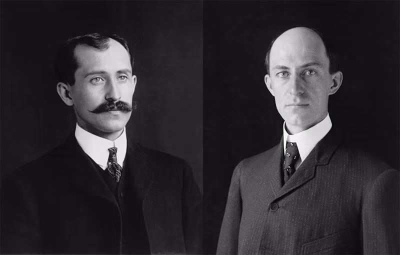 Ngày 17/12/1903, máy bay ra đời. Đây là sáng chế vĩ đại của anh em Wilbur và Orville Wright. Vào ngày hôm ấy, Orville trèo vào khoang lái của chiếc máy bay lúc đó được đặt tên “Flyer 1” rồi cất cánh từ mặt đất tại Kitty Hawk lên bầu trời.
