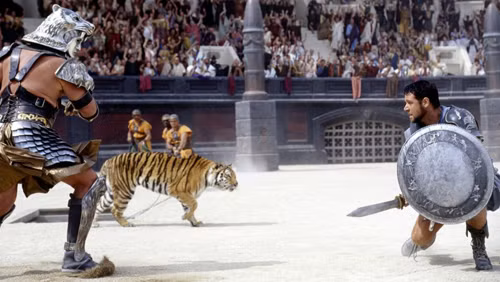 Commodus không chỉ là võ sĩ giác đấu nổi tiếng của đế chế La Mã mà còn được biết đến với vai trò là hoàng đế. Ông là con trai của hoàng đế La Mã Marcus Aurelius. Ông trở thành tân vương, cùng cai trị với vua cha khi 16 tuổi. Vào năm 180, Marcus qua đời và Commodus trở thành người cai trị duy nhất ở La Mã.