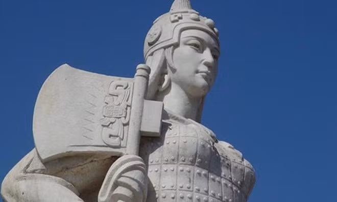 Phụ Hảo (Fu Hao) sống dưới thời vua Vũ Đinh - ông hoàng thứ 22 của nhà Thương trị vì đất nước trong giai đoạn từ năm 1250 trước Công nguyên - 1192 trước Công nguyên. Bà được biết đến là nữ tướng đầu tiên trong lịch sử Trung Quốc.