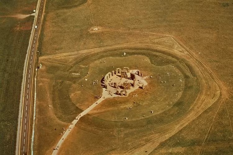 Năm 1986, địa điểm và môi trường xung quanh bãi đá cổ Stonehenge được UNESCO công nhận là Di sản Thế giới. Hàng năm, hàng triệu du khách ghé thăm và chiêm ngưỡng công trình cổ xưa này.