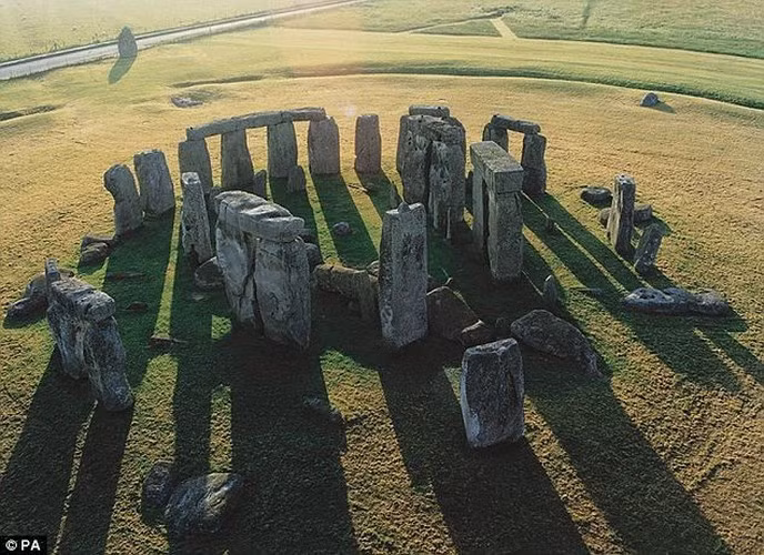 Nằm gần Amesbury, hạt Wiltshire, Anh, bãi đá cổ Stonehenge là một trong những địa điểm du lịch nổi tiếng nhất thế giới. Theo các chuyên gia, đây là một công trình tượng đài cự thạch thời kỳ đồ đá mới và thời kỳ Đồ đồng.