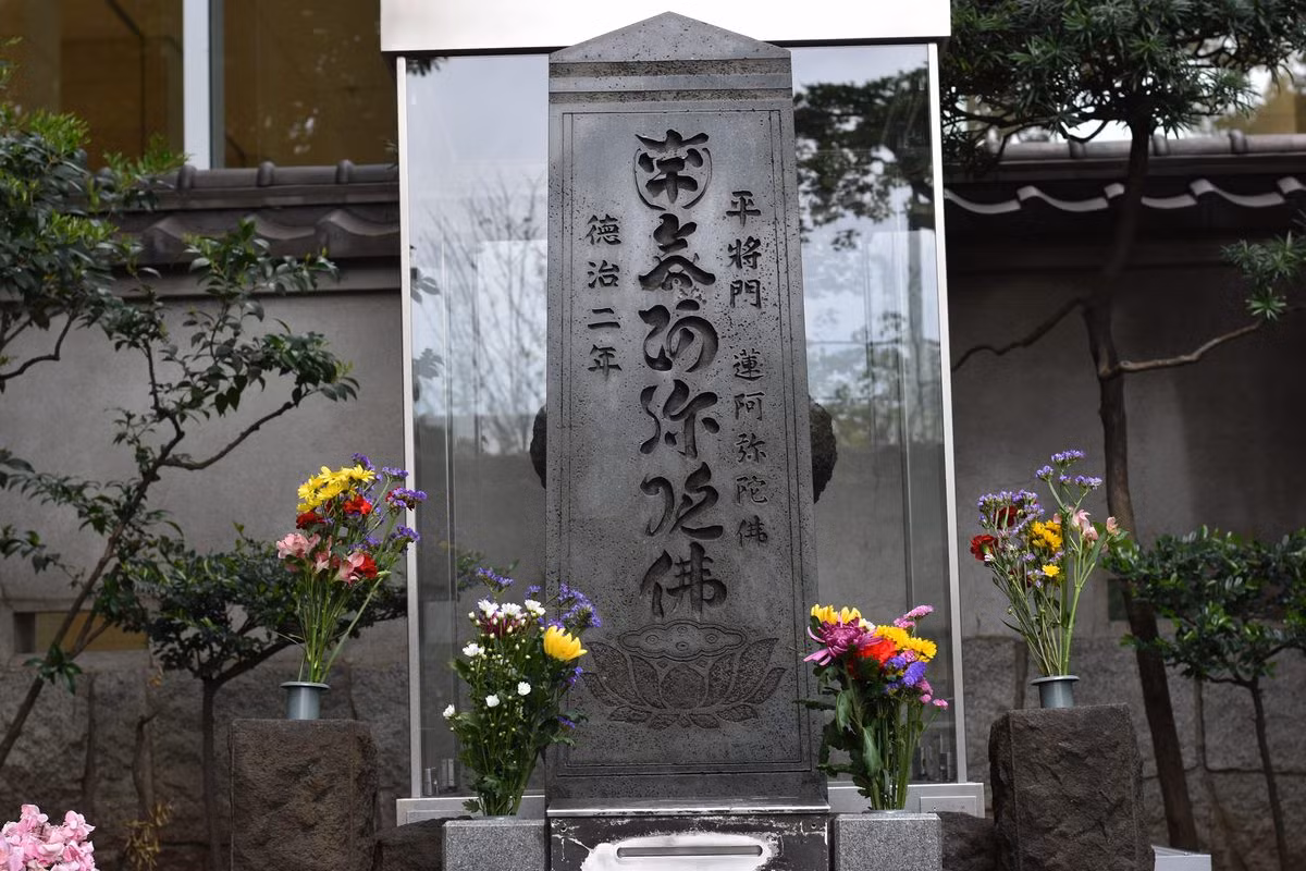 Vào những năm 1900, chính quyền từng có ý định di chuyển ngôi mộ của Masakado nhưng liên tiếp xảy ra những chuyện tồi tệ khó lý giải như vài quan chức có liên quan đến dự án này gặp tai nạn, mặc bệnh tật hay những sự việc kỳ lạ khác.