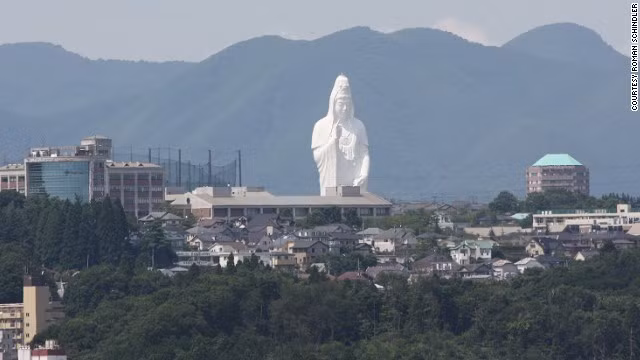 Tượng Quan Thế Âm Bồ Tát (Sendai, Nhật Bản): bức tượng cao 100 m ở thành phố Sendai, tỉnh Miyagi, Nhật Bản, là bức tượng cao thứ 6 trên thế giới được xây dựng vào những năm 1980 bởi một doanh nhân địa phương. Công trình kiến trúc này còn có hệ thống thang máy cho phép du khách lên tới đỉnh để ngắm nhìn cảnh vật xung quanh.