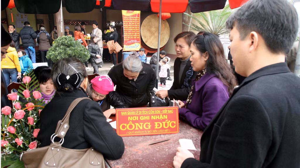 4. Sử dụng đồ của chùa, như ăn uống, thụ lộc, nên lưu công đức, dù ít dù nhiều. Không nên coi đó là của chùa, trụ trì cho thì nhận mà không bố thí chút công đức, vì sẽ phạm tội “luân đạo thực quả báo” là căn nguyên rơi vào địa ngục.