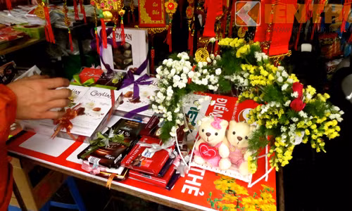 Năm nay, thị trường quà tặng Valentine không có dấu hiệu quá tăng giá, trung bình mỗi hộp chocolate dao động từ 200.000 - 350.000 đồng.