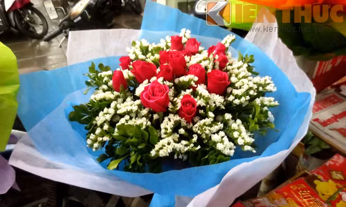 Riêng hoa có dấu hiệu tăng giá nhẹ ở các mặt hàng độc, lại, hàng ngoại nhập như hoa hồng đen 250.000 đồng/bông, hồng 7 sắc cầu vồng 250.000 - 300.000 đồng/bông. Bình dân hơn là các loại hồng nhung quen thuộc, trung bình mỗi bó hoa có giá 200.000 - trên 500.000 đồng.