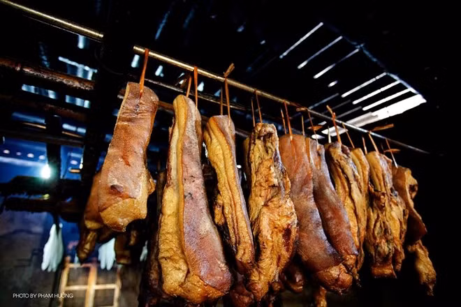 Thịt lợn hun khói là một món ăn truyền thống của một số dân tộc vùng cao được nhiều người "săn" tìm để đổi món trong những ngày Tết, giá của mỗi kg thịt này từ 400.000 đến trên 600.000 đồng.
