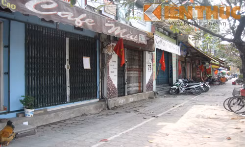 Mùng 7 Tết, dãy cafe trên đường Văn Cao (Ba Đình - Hà Nội) hoàn toàn im ắng. Cô Minh (một người dân sống gần đây) cho biết: "Thường thì mùng 4 hằng năm đã nhộn nhịp nhưng năm nay lại muộn hơn vì có người chọn ngày đẹp hoặc do tận 30 Tết mới ngừng bán hàng, nên tranh thủ nghỉ thêm 1, 2 ngày nữa đi lễ chùa, cầu may năm mới".