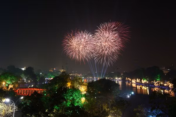Một trong những điểm ngắm pháo hoa đêm Giao thừa 2015 ở Hà Nội là Hồ Hoàn Kiếm. Mặt hồ thoáng, điểm bắn tầm cao giúp người xem chiêm ngưỡng được nhiều kiểu pháo hoa đẹp mắt, Tại đây, người dân cần bỏ ra mức chi phí gửi xe dao động từ 20.000 - 100.000 đồng, cho xe máy hoặc ô tô.