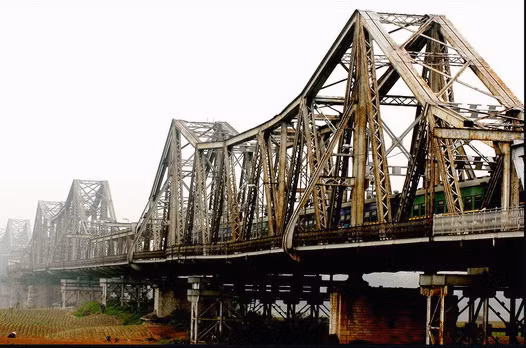 Nếu không muốn mức chi phí đắt đỏ mà vẫn có thể ngắm pháo hoa, người dân có thể chọn các cầu Long Biên hoặc Chương Dương, với tầm nhìn tốt.