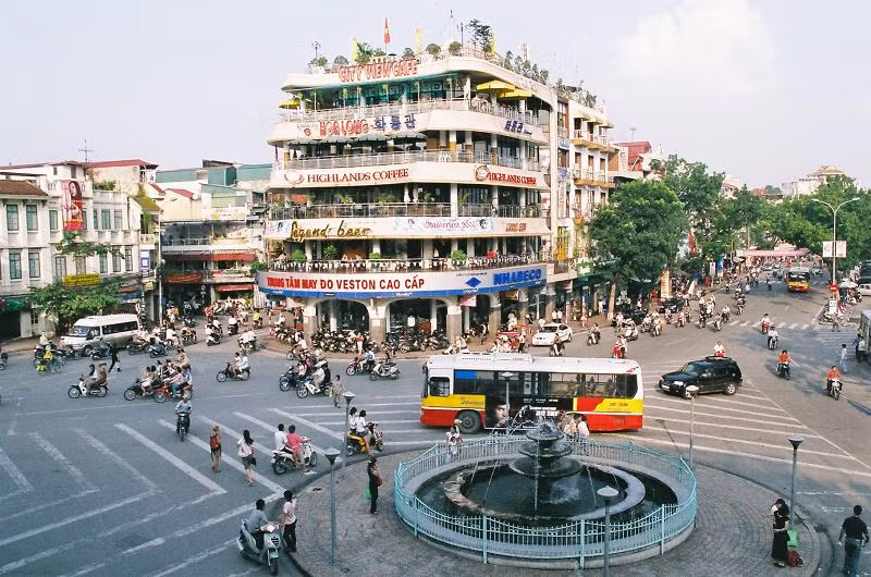 Một trong những vị trí đắc địa để ngắm pháo hoa đêm cuối năm ở Hà Nội có thể kể đến quảng trưởng Đông Kinh Nghĩa Thục, nơi có nhiều tòa nhà cao tầng, với tầm nhìn thoáng đãng ra hồ Hoàn Kiếm. Tuy nhiên, giá đặt chỗ xem pháo hoa của các quán cafe (Highland Café, City View...), cửa hàng tại đây khá đắt, dao động từ 200.000 - 400.000 đồng và cần đặt trước 2 tuần.