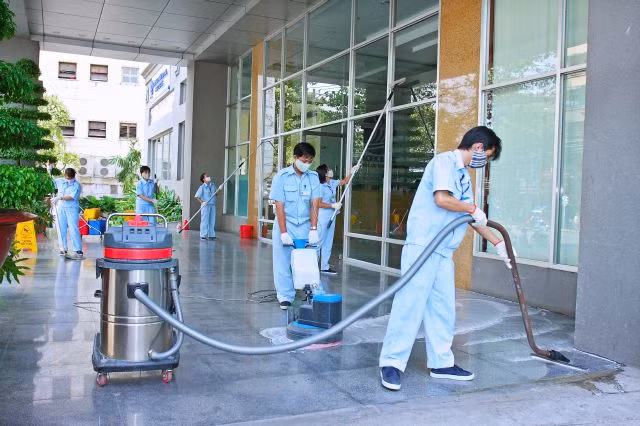 Thời điểm được xem là khá ổn cho việc chọn dịch vụ dọn nhà là trước ngày 23 tháng Chạp, nhiều đơn vị cung cấp dịch vụ này thường có chương trình ưu đãi hoặc giữ nguyên giá như ngày thường. Ngược lại, nếu bạn thuê dọn dẹp nhà cửa trong ngày 30 Tết thì chắc chắn bạn sẽ phải chịu mức phí đắt đỏ hơn rất nhiều.