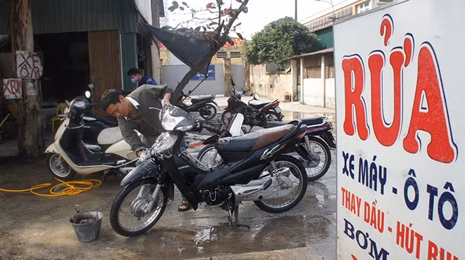 Thông thường, giá rửa xe máy là 15.000 đồng/chiếc, riêng ngày cuối năm, mức giá "tâng" lên 25.000 - 30.000 đồng/chiếc, thậm chí chi phí có thể lên tới 50.000 đồng/chiếc, chưa tính các phí bảo dưỡng, thay dầu cho xe.