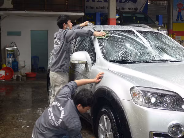 Đối với dịch vụ rửa xe ô tô, giá rửa bên ngoài vỏ xe vào ngày 30 Tết sẽ tăng giá gấp đôi so với ngày thường, khoảng 60.000 - 70.000 đồng, nếu đi kèm dịch vụ dọn sạch nội thất thì khách hàng phải trả khoảng 80.000 - 90.000 đồng. Do đó, thay vì "om" xe đến 30 Tết, khách hàng nên chọn những ngày trước đó để tân trang chiếc xe, tránh chịu mức phí quá đắt đỏ.