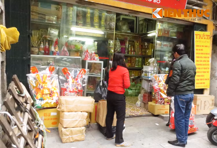 Vang ma ong Cong ong Tao meo mat cho khach
