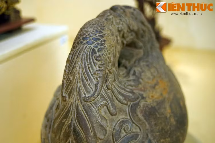 Sừng và bờm rồng được tạo hình mềm mại, tỏa về phía sau.