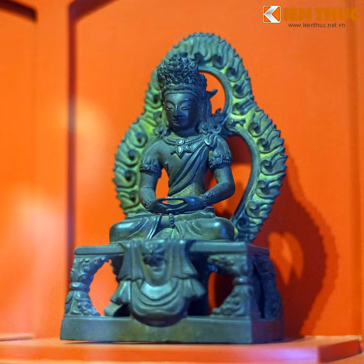 Tượng A Di Đà tọa thiền của Tây Tạng thế kỷ 19 gợi lên một hình ảnh khác lạ so với hình dung của người Việt về Phật A Di Đà.