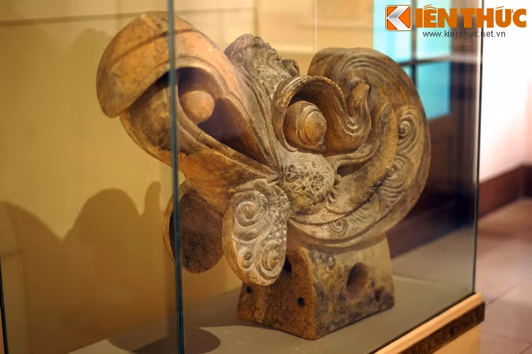 Hiện vật này làm bằng đất nung, có chiều dài khoảng 1 mét tính từ đầu mỏ đến dải bờm sau đầu, được tạo tác vào cuối triều Trần hoặc triều Hồ, niên đại khoảng thế kỷ 14-15. Đây là bộ phận trang trí góc mái kiến trúc của cung điện thời kỳ này.