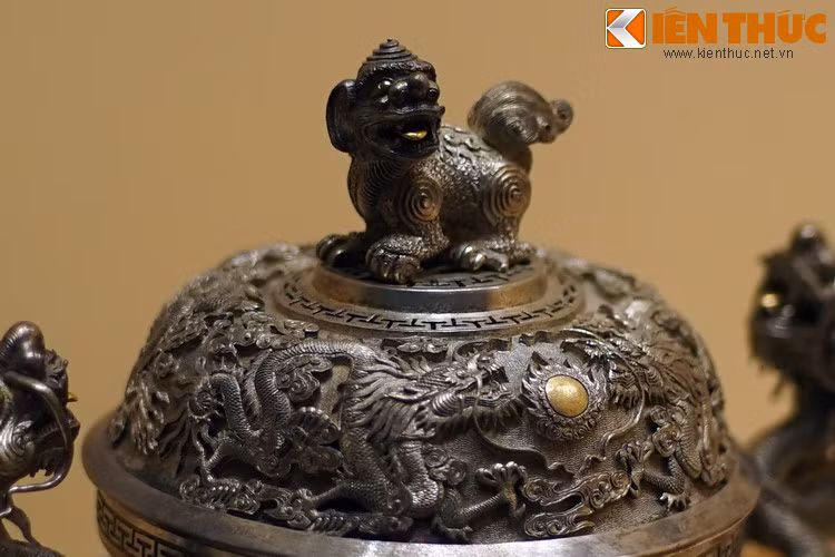 Nắp chiếc đỉnh khắc hình rồng chầu nguyệt, núm cầm hình con nghê tạo tác rất sống động.