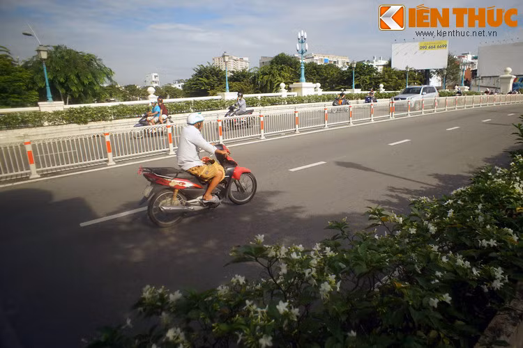 Cây cầu này dài 84 mét, bề rộng 21 mét, gồm 3 nhịp. Mặt cầu được thiết kế lối riêng cho người đi bộ, có dải phân cách là các bồn hoa.