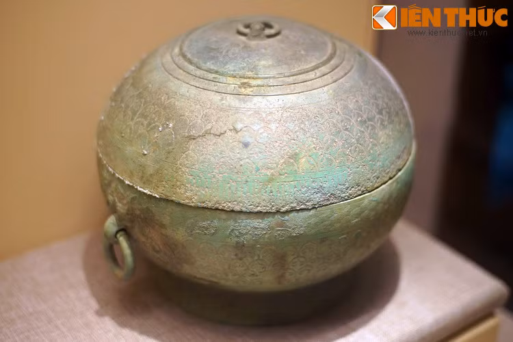 Liễn đồng tuổi đời gần 2.000 năm trang trí hoa văn dạng vảy cá.