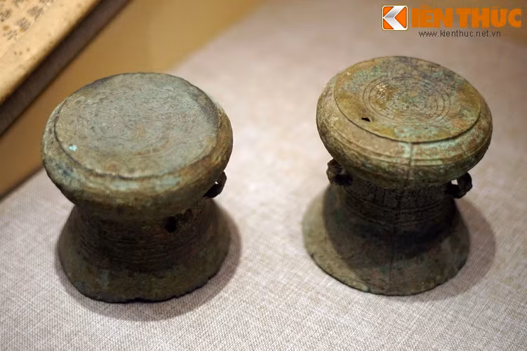 So với trống đồng Đông Sơn "xịn" thì trống đồng minh khí được trang trí sơ sài hơn nhiều, một điều dễ hiểu do kích cỡ quá nhỏ của chúng.